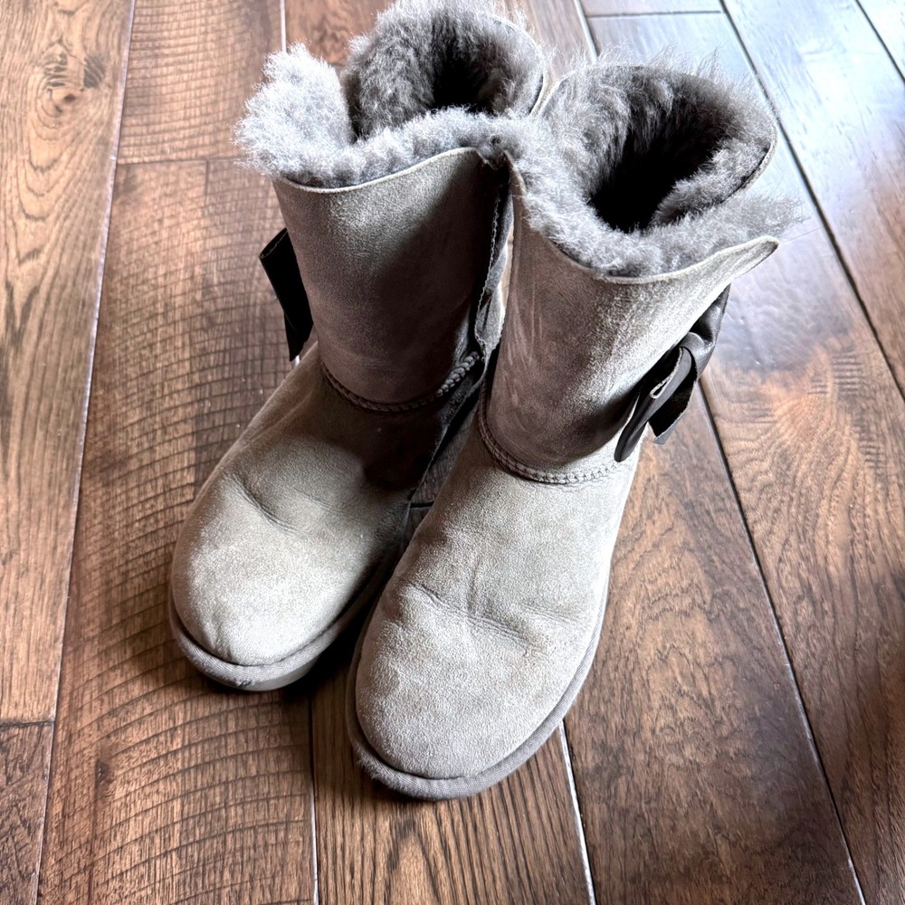 UGG Australia Grey Suede Shearling Bow Boots Mid Calf Winter Shoes Womens 8